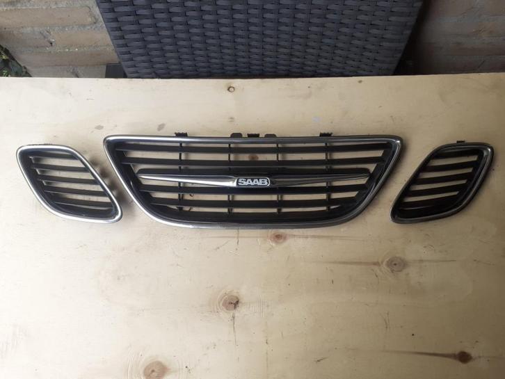 Originele GRILLE - 3 Delen - Voor een Saab 9-3 - Model: YS3F, Auto diversen, Overige Auto diversen, Verzenden