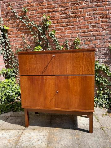 Vintage kast met een klep en 2 deuren beschikbaar voor biedingen