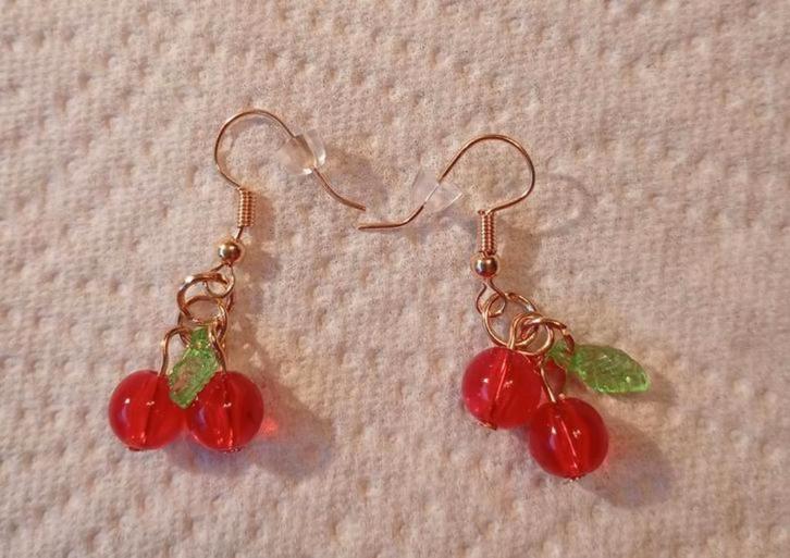 Handgemaakte Kers Oorbellen- Nieuw!, Sieraden, Tassen en Uiterlijk, Oorbellen, Nieuw, Hangers, Glas, Rood, Ophalen of Verzenden