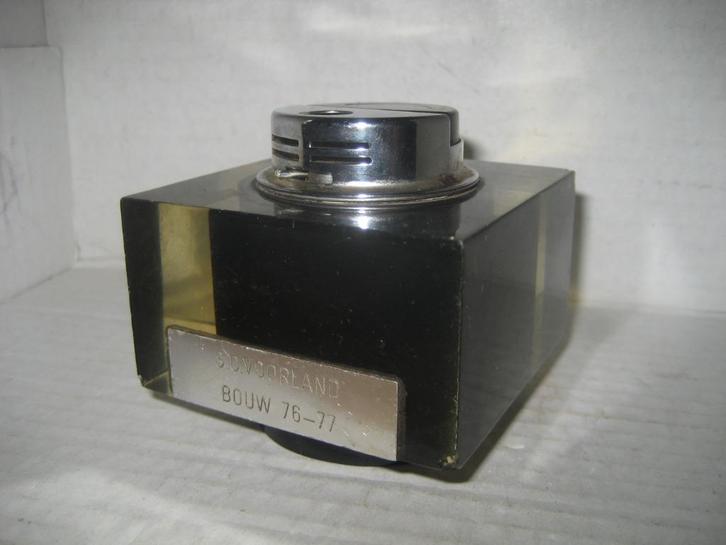 Moderne Gas aansteker in kunststof blok2, Verzamelen, Rookartikelen, Aanstekers en Luciferdoosjes, Zo goed als nieuw, Aansteker