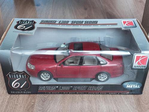 Saturn L300 Sport Sedan (2003) | Rood | 1:18 | Highway 61, Hobby en Vrije tijd, Modelauto's | 1:18, Zo goed als nieuw, Auto, Overige merken