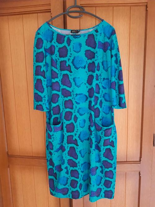 Jurk van Moq maat 44 travelstof blauwtinten, Kleding | Dames, Jurken, Zo goed als nieuw, Maat 42/44 (L), Blauw, Verzenden