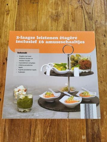 Etagère van leisteen met porselein/glas amuseset beschikbaar voor biedingen