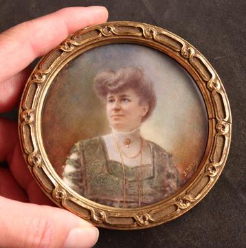 Mooi geschilderd miniatuurportret uit 1909 beschikbaar voor biedingen