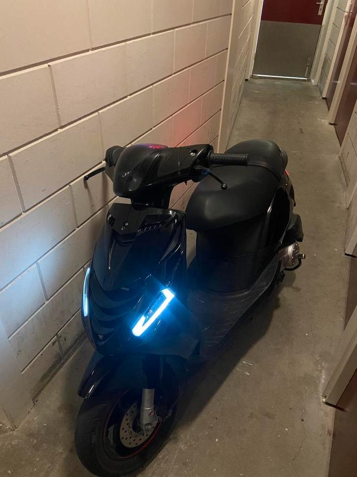 Piaggo zip 80 cc 2022, Fietsen en Brommers, Scooters | Piaggio, Zo goed als nieuw, Zip, Maximaal 45 km/u, Benzine, Ophalen