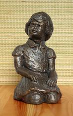 Beeld van een zittend meisje van Geert Kunen, Antiek en Kunst, Kunst | Beelden en Houtsnijwerken, Ophalen of Verzenden