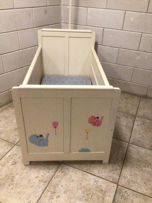 Te koop zeer oud mooi antiek/ retro baby ledikantje, ophalen, Antiek en Kunst, Antiek | Meubels | Bedden, Ophalen