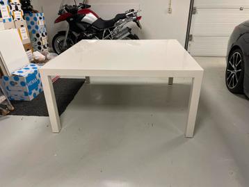 Gratis Eettafel - 147x151x75 cm beschikbaar voor biedingen