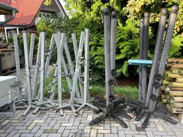 Kunststoffen en ijzeren springstaanders beschikbaar voor biedingen