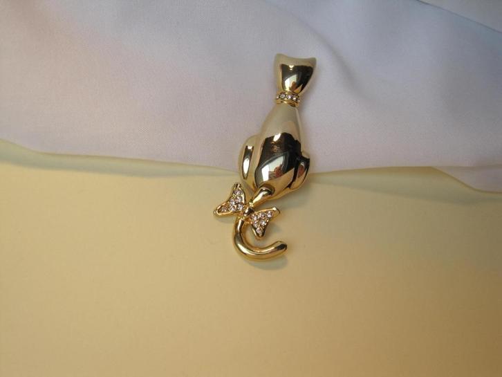 Broche poes/kat goudkleurige met strik wiebelstaart, Sieraden, Tassen en Uiterlijk, Broches, Zo goed als nieuw, Overige materialen