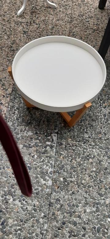 Tafeltje en ASSESOIRES beschikbaar voor biedingen