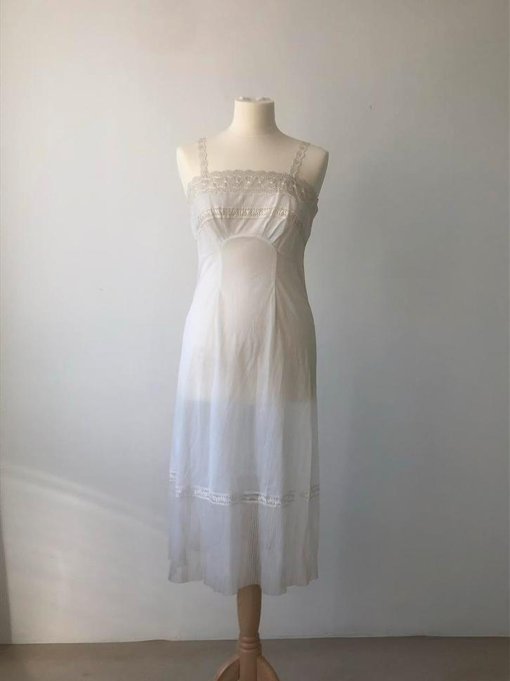 Geborduurde jurk met gouddraad details, Kleding | Dames, Jurken, Zo goed als nieuw, Maat 38/40 (M), Wit, Knielengte, Ophalen of Verzenden