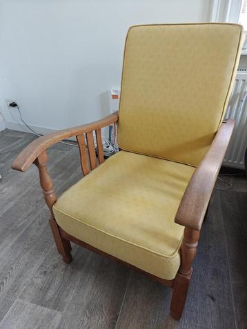 Vintage Gele Fauteuil / Rookstoel met Houten Frame beschikbaar voor biedingen