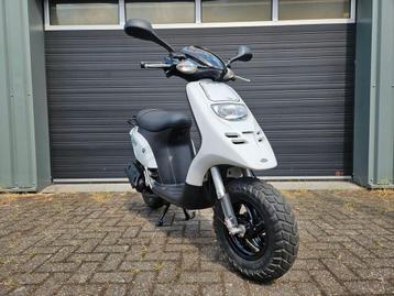 PIAGGIO TYPHOON 2T BROM 50CC BJ 2007 WIT PAS 2300 KM! beschikbaar voor biedingen