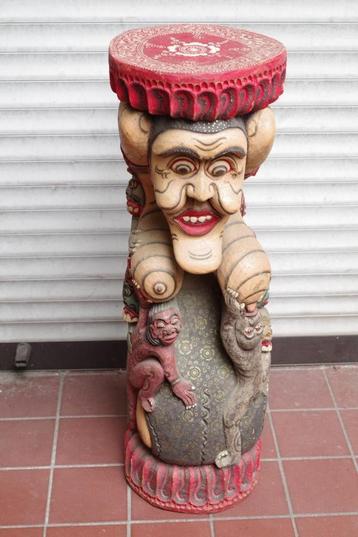 Houten tafeltje beschikbaar voor biedingen