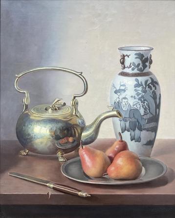 E.P. Moleveld (1946) - Stilleven met ketel, vaas en peren beschikbaar voor biedingen