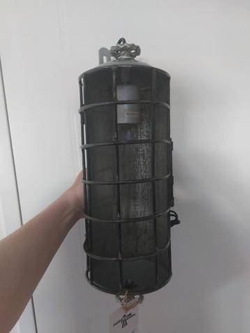 Stoere wandlamp beschikbaar voor biedingen