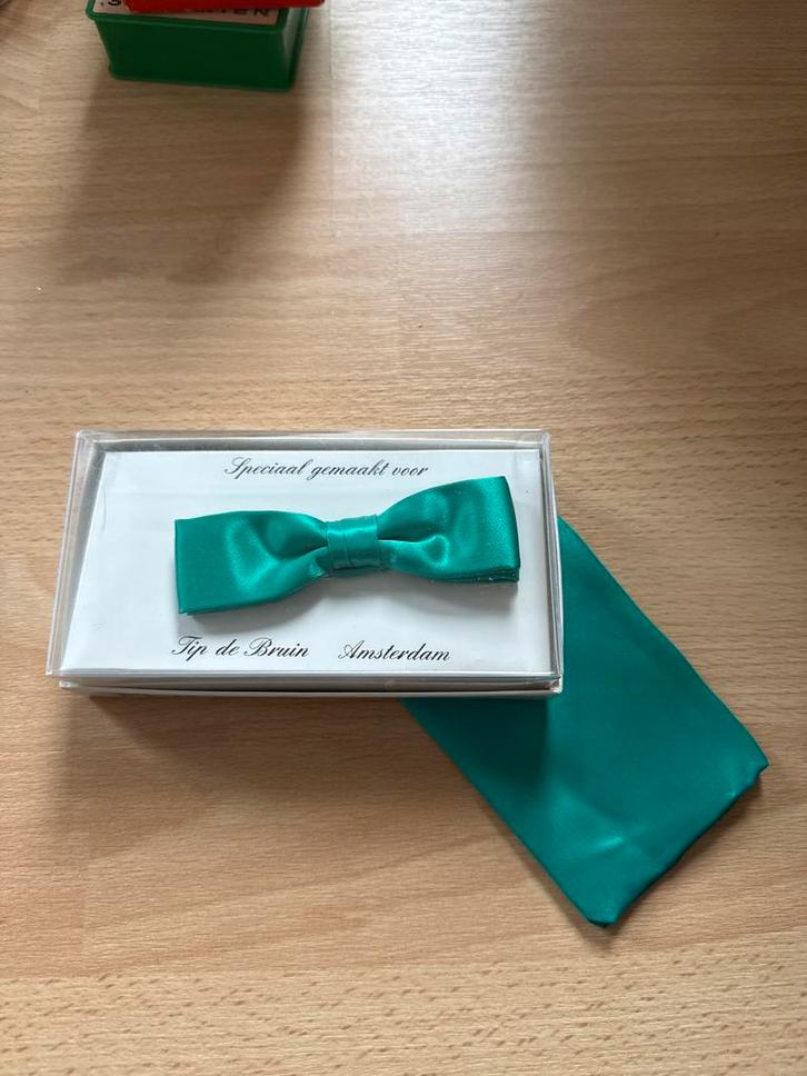 Tip de Bruin Vlinderdas met Pochet - Nieuwstaat, Kleding | Heren, Kostuums en Colberts, Zo goed als nieuw, Groen, Ophalen of Verzenden