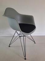 4x Vitra Eames dar grijs met zwarte zitting izgs, Huis en Inrichting, Stoelen, Ophalen, Zo goed als nieuw, Zwart, Vijf, Zes of meer stoelen