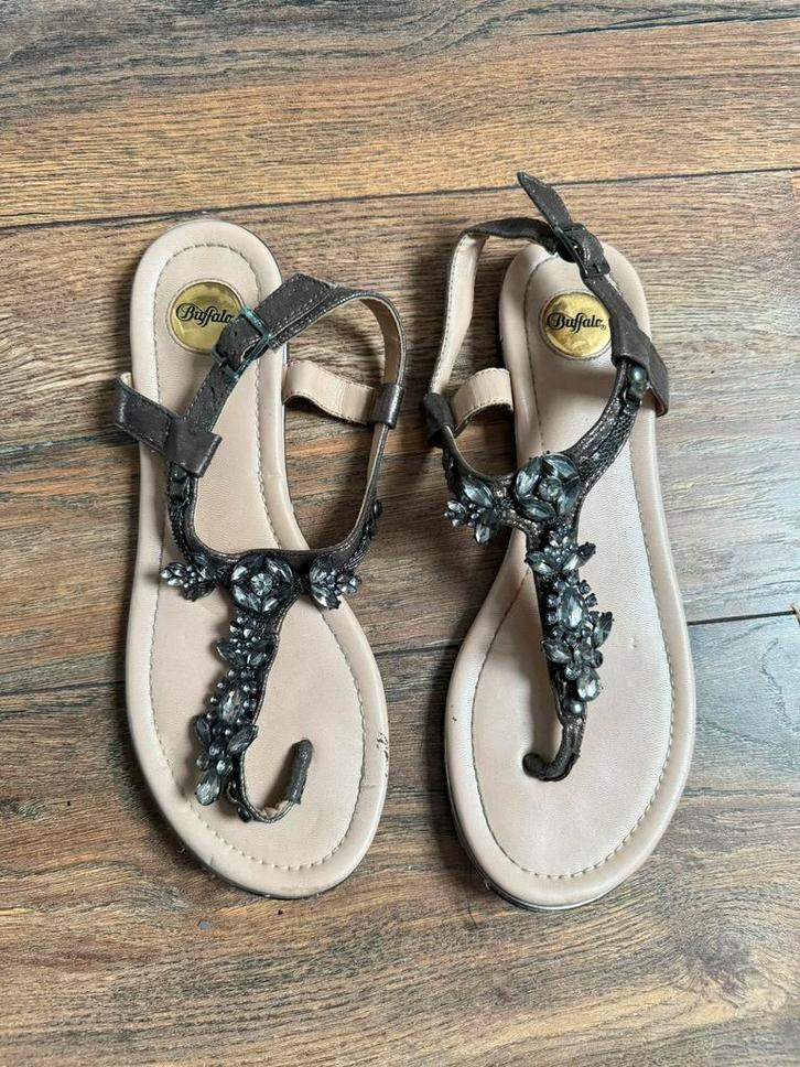 Buffalo teenslippers met steentjes in maat 40, Kleding | Dames, Schoenen, Zo goed als nieuw, Slippers, Zwart, Ophalen of Verzenden