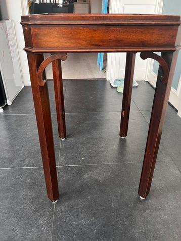 Reprodux bijzettafel antiek mahonyhout beschikbaar voor biedingen