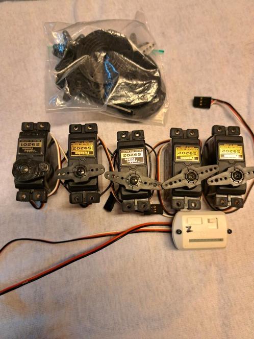Futaba Servo Set - 4x 9202, 1x 3003 + Schakelaar, Hobby en Vrije tijd, Modelbouw | Auto's en Voertuigen, Zo goed als nieuw, Overige typen