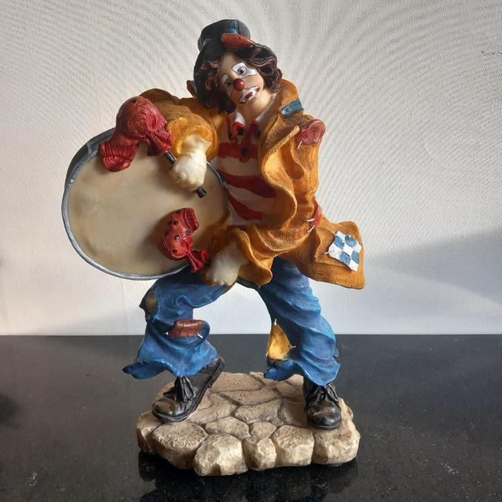 Clown met trommel polystone kleurrijk & gedetailleerd 31 cm, Verzamelen, Beelden en Beeldjes, Zo goed als nieuw, Mens, Ophalen of Verzenden