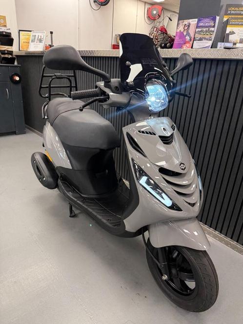 Piaggio Zip Brom SP Nardo Grey E4 45KM BJ 2020 Full Option, Fietsen en Brommers, Scooters | Piaggio, Zo goed als nieuw, Zip, Maximaal 45 km/u
