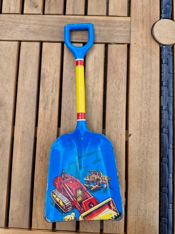 Retro metalen schepje beschikbaar voor biedingen