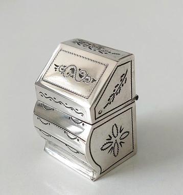 Oud Zilveren Lodereindoosje uit 1967 ivv Klepbureau Secretai beschikbaar voor biedingen