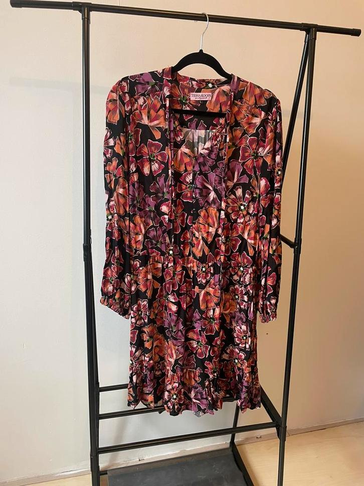 Tessa koops jurk maat l, Kleding | Dames, Jurken, Zo goed als nieuw, Maat 42/44 (L), Onder de knie, Ophalen of Verzenden