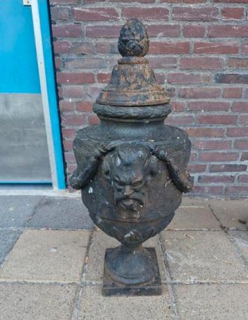Antieke gietijzeren urn vaas 19e eeuw gietijzer antiek  beschikbaar voor biedingen