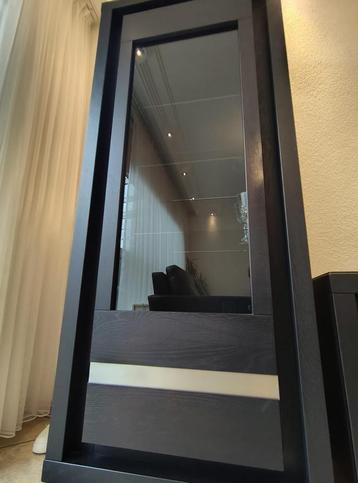 Prachtige donkerbruine vitrinekast / wandkast – als nieuw! beschikbaar voor biedingen