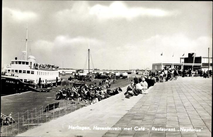 Harlingen, Boot naar Vlieland en Terschelling Café Neptunus, Verzamelen, Ansichtkaarten | Nederland, Gelopen, Friesland, 1960 tot 1980
