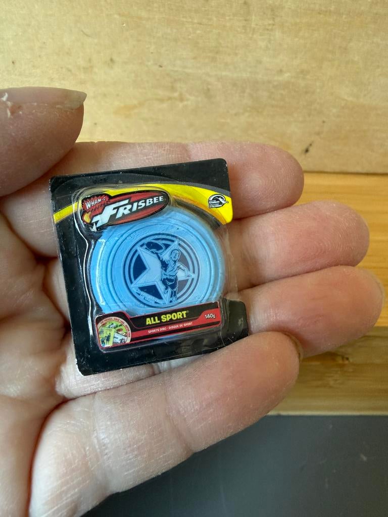 Frisbee verpakt - 3.7x3.3cm - barbie pop, Ophalen of Verzenden, Zo goed als nieuw, Poppenhuis