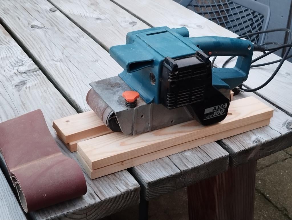 AEG Bandschuurmachine 100 met 4 extra schuurbanden, Doe-het-zelf en Verbouw, Ophalen of Verzenden