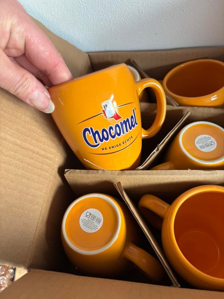 Gratis Chocomel kop en schotels nieuw, Ophalen, Nieuw, Overige stijlen, Kop(pen) en/of Schotel(s)