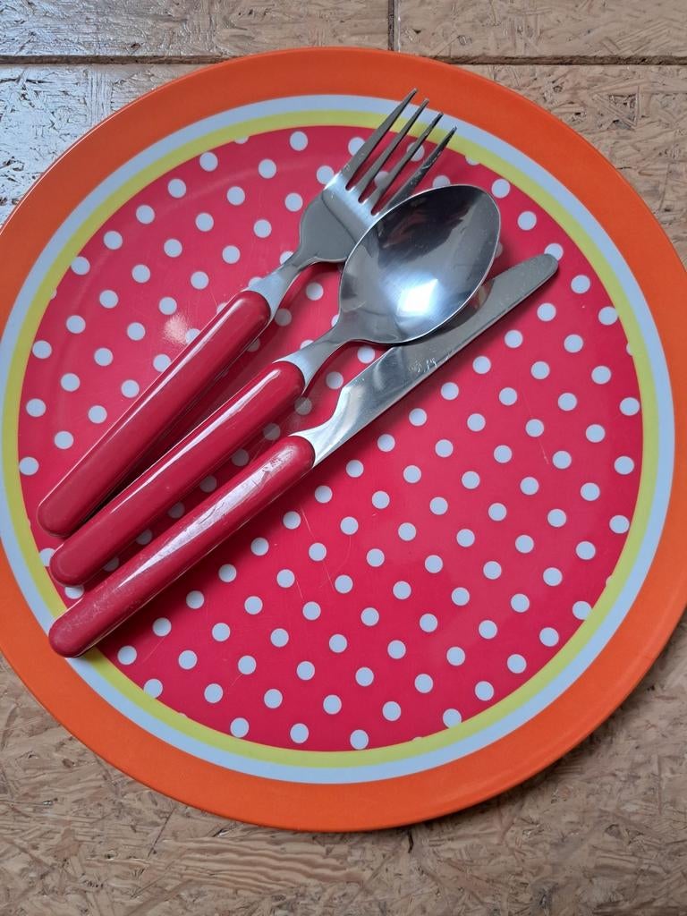 Hema kunststof bord met besteksetje - 27 cm, Overige materialen, Gebruikt, Ophalen of Verzenden, Bord(en)