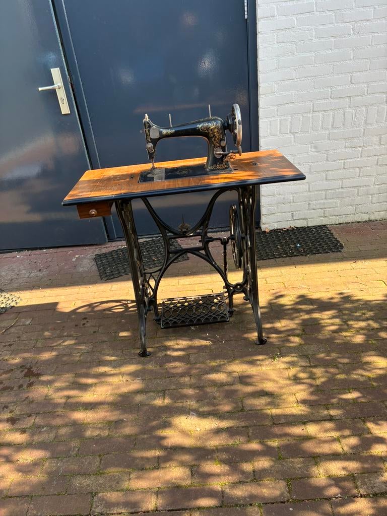 Antieke naaimachine, Ophalen