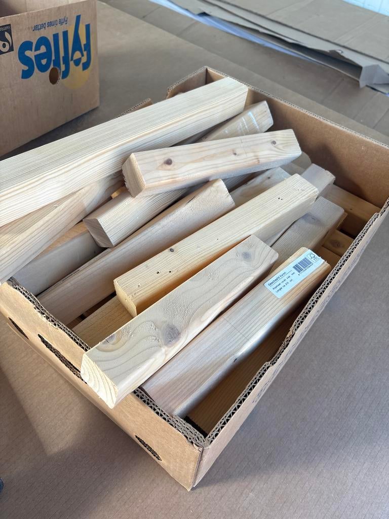 Restanten vuren balkjes 44x44 en 44-70, Doe-het-zelf en Verbouw, Hout en Planken, Ophalen, Gebruikt, 25 tot 50 mm, 200 tot 250 cm