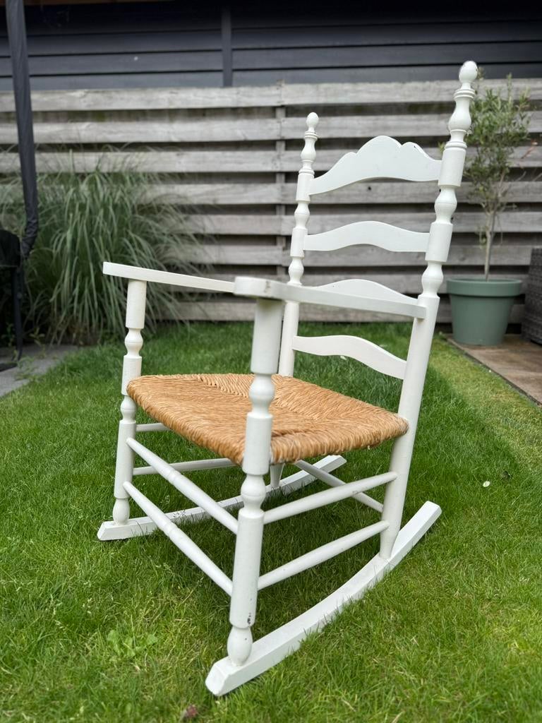 Schommelstoel omastoel riet wit, Huis en Inrichting, Stoelen, Ophalen, Gebruikt, Wit, Hout