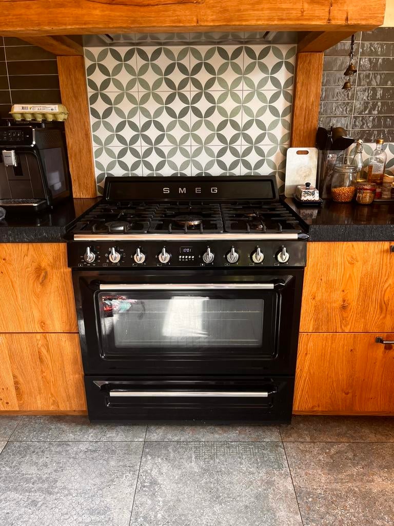 SMEG CE51AU1687 gasfornuis met oven-zwart-5 pits-nette staat, Witgoed en Apparatuur, Fornuizen, Ophalen, Gebruikt, Warmhoudplaat