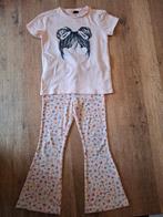 Flared broekje met zalmroze shirtje, Kinderen en Baby's, Kinderkleding | Maat 104, Ophalen, Gebruikt, Meisje, Setje