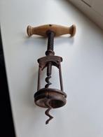 Antieke kurkentrekker met houten handvat, Ophalen