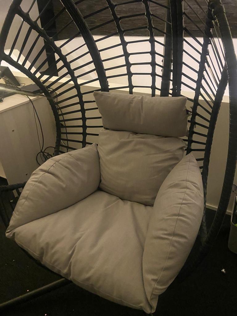 Hangstoel ei zwart met grijs, Huis en Inrichting, Stoelen, Ophalen, Zo goed als nieuw, Zwart, Eén