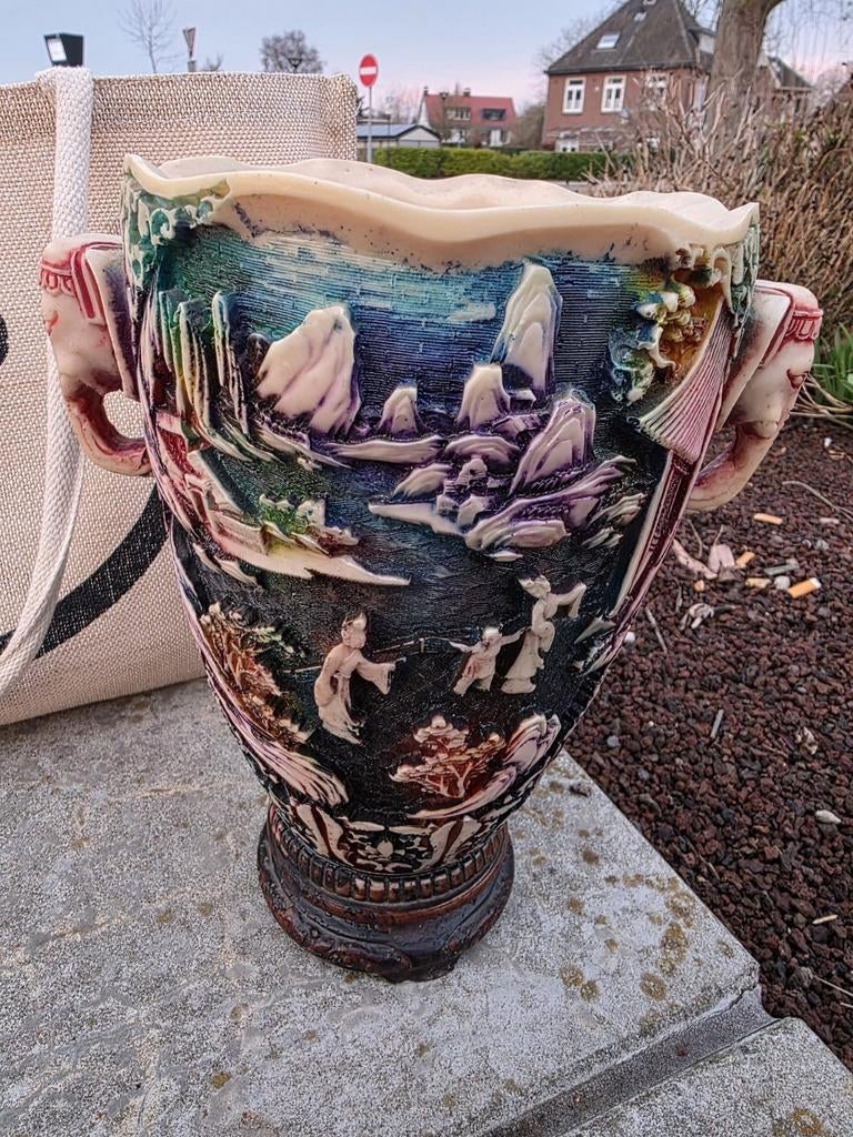 Decoratieve vaas met olifanten en reliëfscènes, Antiek en Kunst, Ophalen of Verzenden