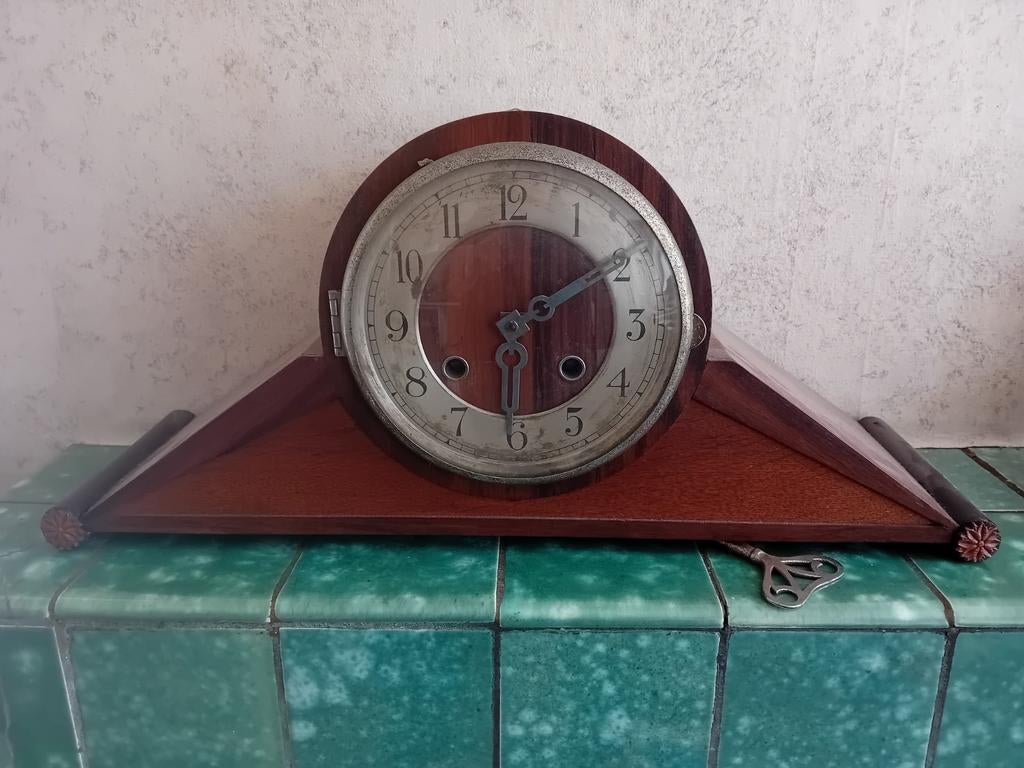 Antieke houten schoorsteenklok met sleutel, Ophalen