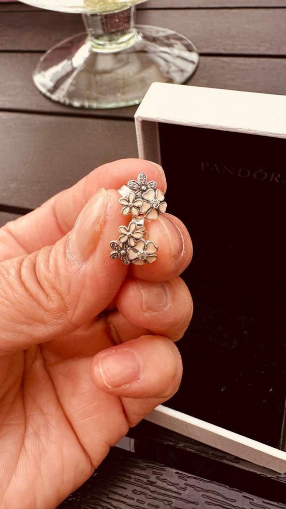 Pandora bloem oorbellen met zirkonia, Met kristal, Ophalen of Verzenden, Zo goed als nieuw, Knopjes of Stekers