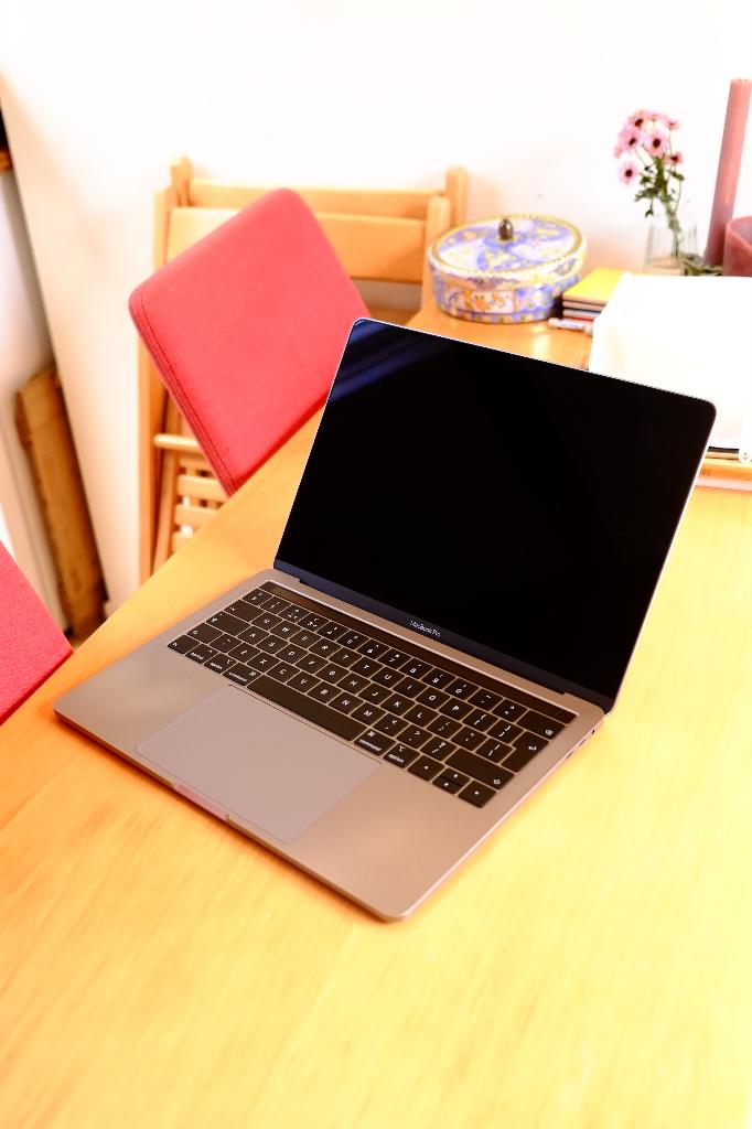 Macbook Pro 2018 met touchbar, Computers en Software, Apple Macbooks, 2 tot 3 Ghz, Qwerty, 8 GB, 13 inch