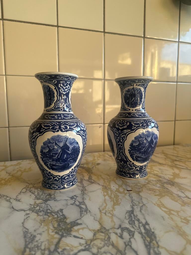 Twee Delfsblauwe Vazen met Molenprint - Eén met Scheuren, Antiek en Kunst, Ophalen